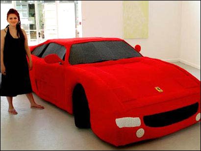 Laura Porter mit ihrem gestrickten Ferrari